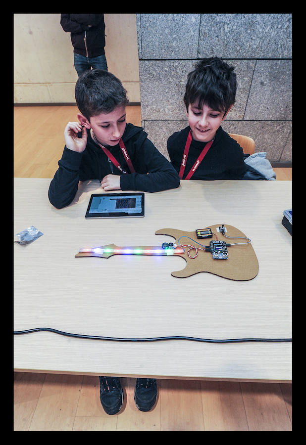 Fotos: Los txikis crean instrumentos eléctricos en el taller &quot;Girls &amp; Tech&quot;