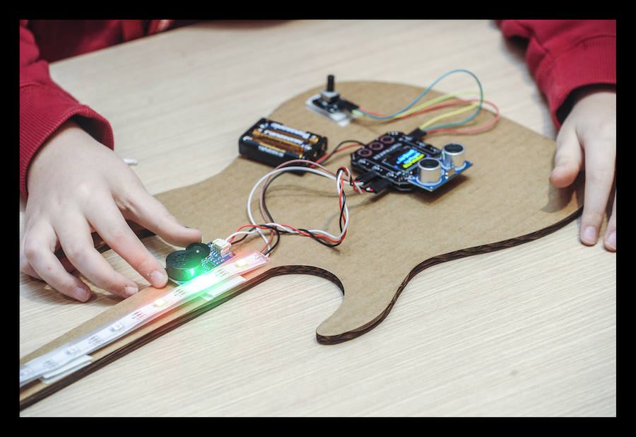Fotos: Los txikis crean instrumentos eléctricos en el taller &quot;Girls &amp; Tech&quot;