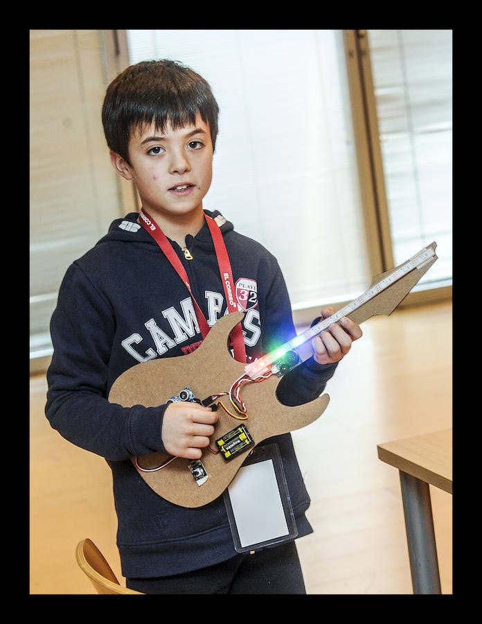 Fotos: Los txikis crean instrumentos eléctricos en el taller &quot;Girls &amp; Tech&quot;
