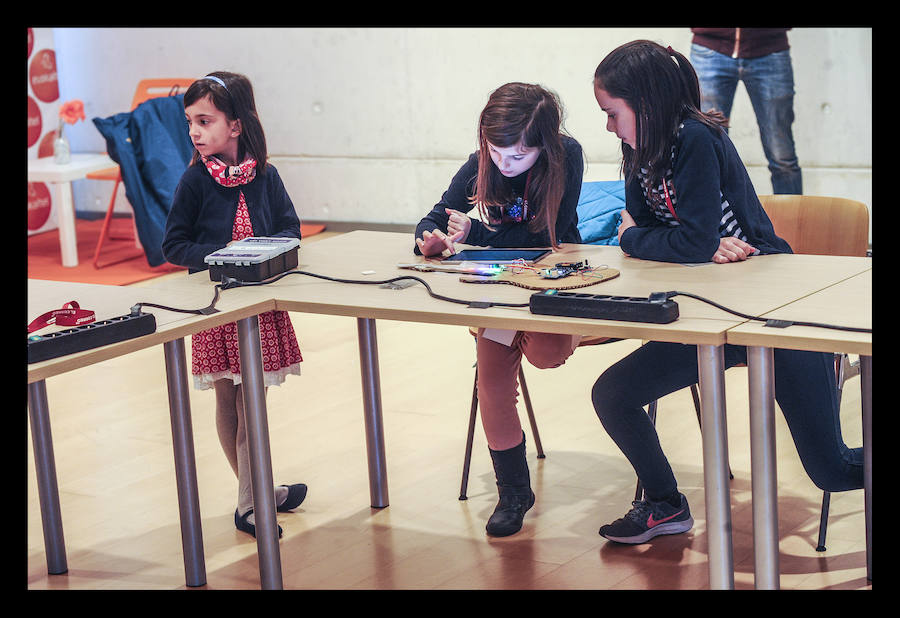 Fotos: Los txikis crean instrumentos eléctricos en el taller &quot;Girls &amp; Tech&quot;