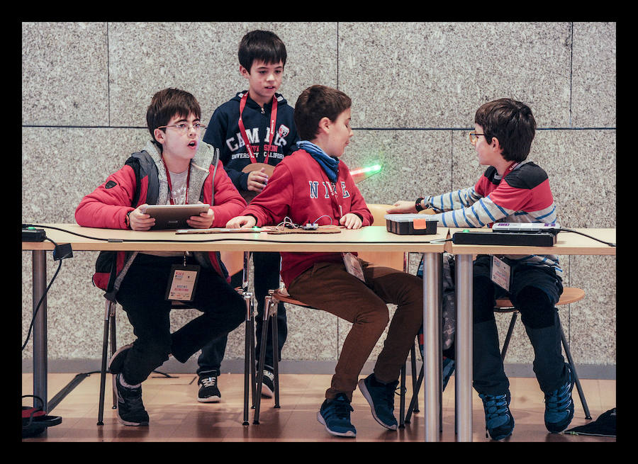 Fotos: Los txikis crean instrumentos eléctricos en el taller &quot;Girls &amp; Tech&quot;