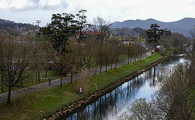 Imagen principal - Foto 1: Entorno del campo de fútbol del Gernika. Foto 2: Astilleros Murueta. Foto 3: Cubiertos Dalia.