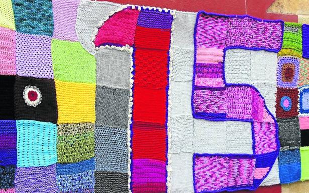 a Casa de la Mujer de Ermua luce un tapiz que celebra el decimoquinto aniversario de su creación