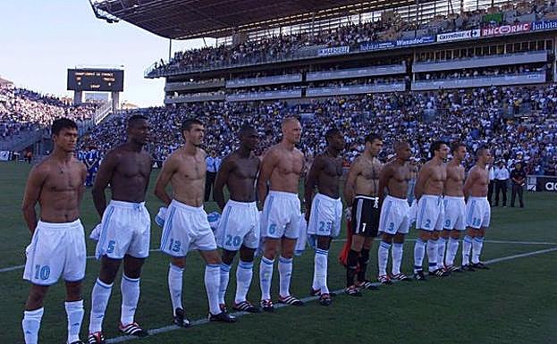 Los jugadores del Marsella, sin camiseta en el homenaje a 'Depé'.