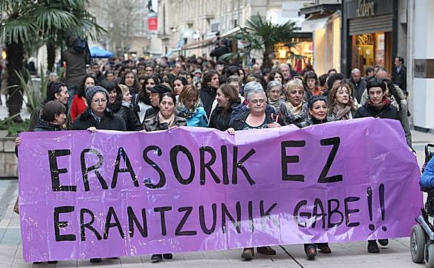 Imagen de archivo de una manifestación celebrada en Vitoria contra la violencia de género.