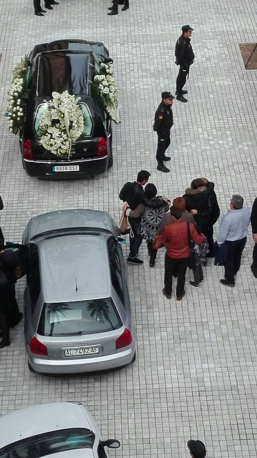 Miles de personas dan el último adiós al pequeño pescaito, como lo llamaban cariñosamente por su afán de ser biólogo marino