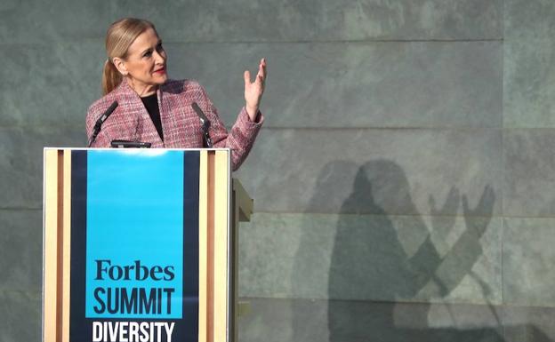 La presidenta madrileña, Cristina Cifuentes, ayer durante una conferencia.