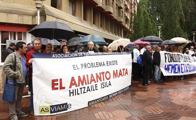 Concentración del colectivo de víctimas del amianto frente al Parlamento vasco.