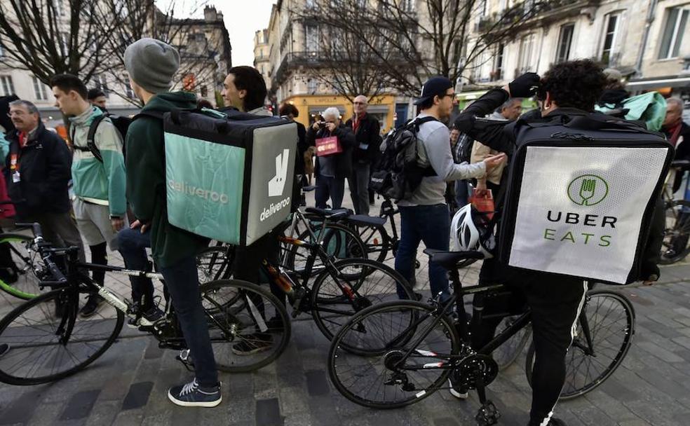 Trabajadores de Deliveroo y Uber Eats, dos plataformas de economía colaborativa.