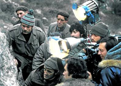 Imagen secundaria 1 - Foto 1: La famosa anaconda con la que ‘combatía’ en ‘El hombre y la Tierra’. Foto 2: Con su equipo en el rodaje de un capítulo de la exitosa serie. Foto 3: Al rey Saúd le regaló dos halcones peregrinos, ‘Relámpago’ y ‘Estrella’.