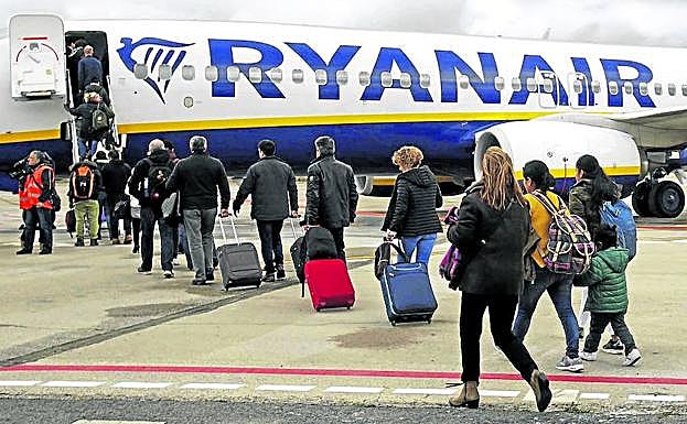 Pasajeros de un vuelo de Ryanair acceden al interior del avión minutos antes de su despegue desde Foronda. 