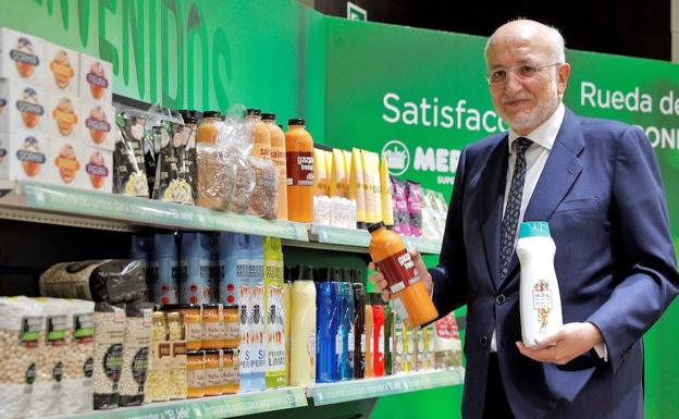 El presidente de Mercadona, Juan Roig, ayer con algunos de los nuevos productos que ofrece la cadena.