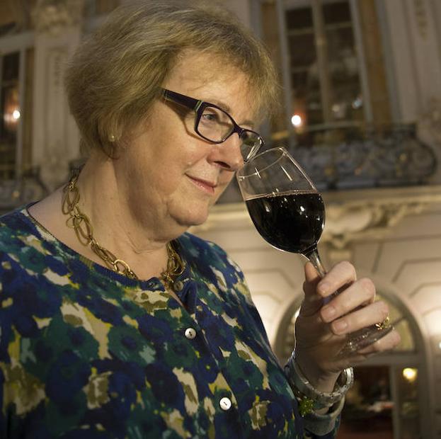 Sarah Jane Evans, el viernes en Madrid, evalúa el aroma de un vino. /