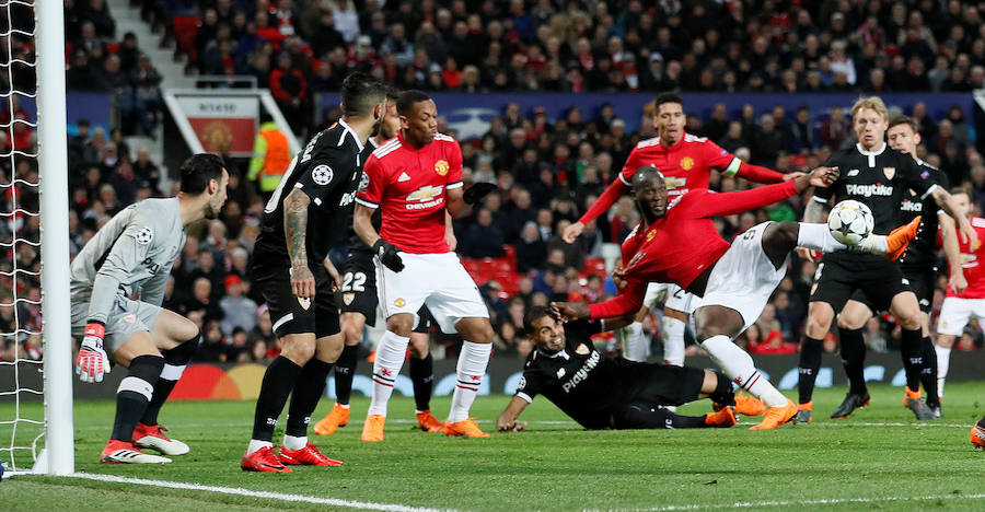 El Sevilla logró el pase a cuartos de final de la Liga de Campeones al imponerse por 1-2 al Manchester United en Old Trafford.