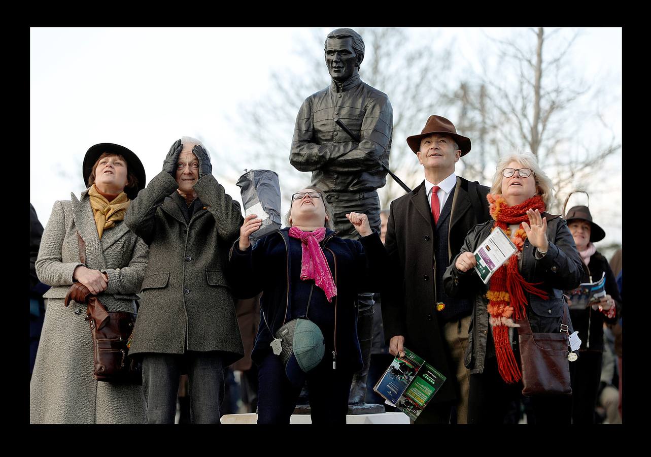 La temporada hípica en Gran Bretaña se abre en marzo con la carrera de Cheltenham, que es uno de los eventos más importantes del Reino Unido. Las carreras surgieron en esta ciudad balnearia situada en el condado de Gloucestershire, a unos 140 kilómetros al oeste de Londres, en el siglo XIX. Hay constancia de que su primera carrera se celebró en el año 1818, cuando se estableció un circuito en las colinas de Cotswolds, dando lugar al nacimiento del mítico hipódromo, si bien la inauguración oficial no se produjo hasta 1911. Aunque Ascot es la cita hípica por excelencia, Cheltenham no se queda atrás ya que durante cuatro días se congregan decenas de miles de personas y su premio es el segundo más importante del Reino Unido después del Grand National.