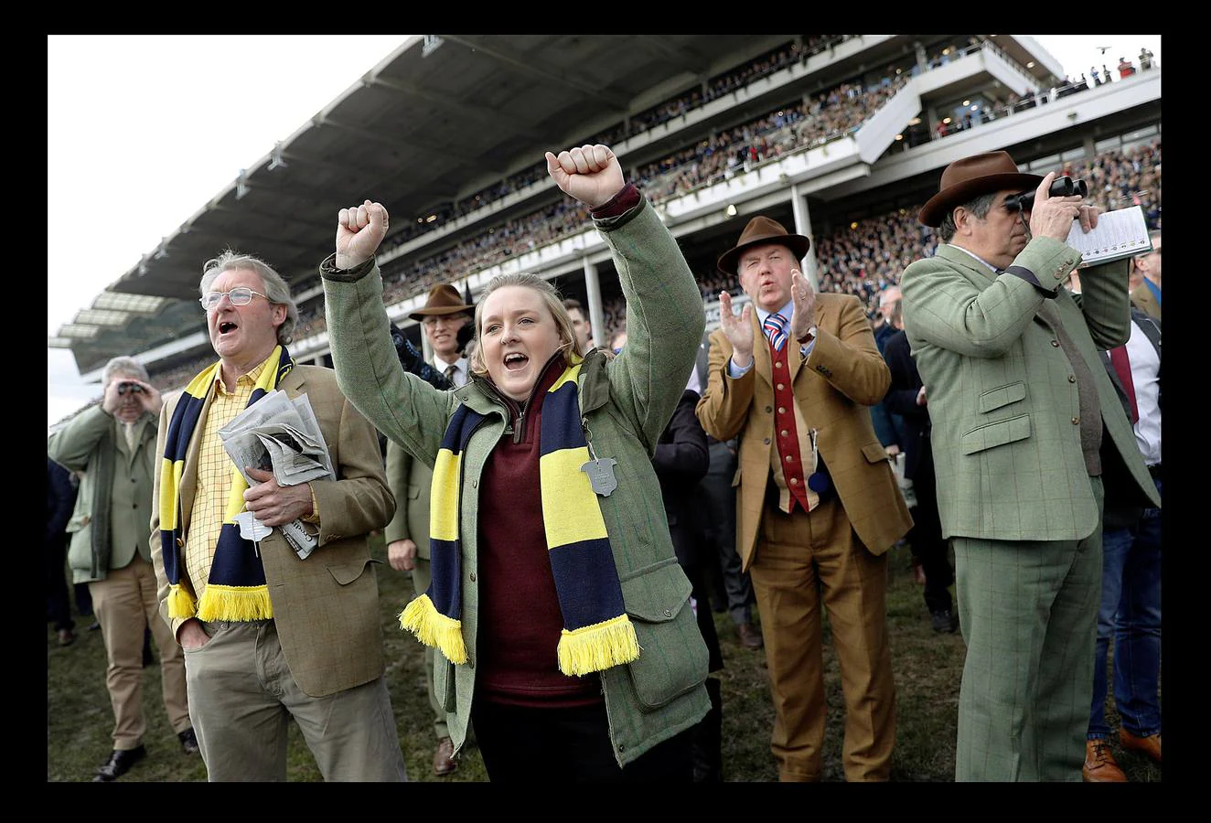 La temporada hípica en Gran Bretaña se abre en marzo con la carrera de Cheltenham, que es uno de los eventos más importantes del Reino Unido. Las carreras surgieron en esta ciudad balnearia situada en el condado de Gloucestershire, a unos 140 kilómetros al oeste de Londres, en el siglo XIX. Hay constancia de que su primera carrera se celebró en el año 1818, cuando se estableció un circuito en las colinas de Cotswolds, dando lugar al nacimiento del mítico hipódromo, si bien la inauguración oficial no se produjo hasta 1911. Aunque Ascot es la cita hípica por excelencia, Cheltenham no se queda atrás ya que durante cuatro días se congregan decenas de miles de personas y su premio es el segundo más importante del Reino Unido después del Grand National.