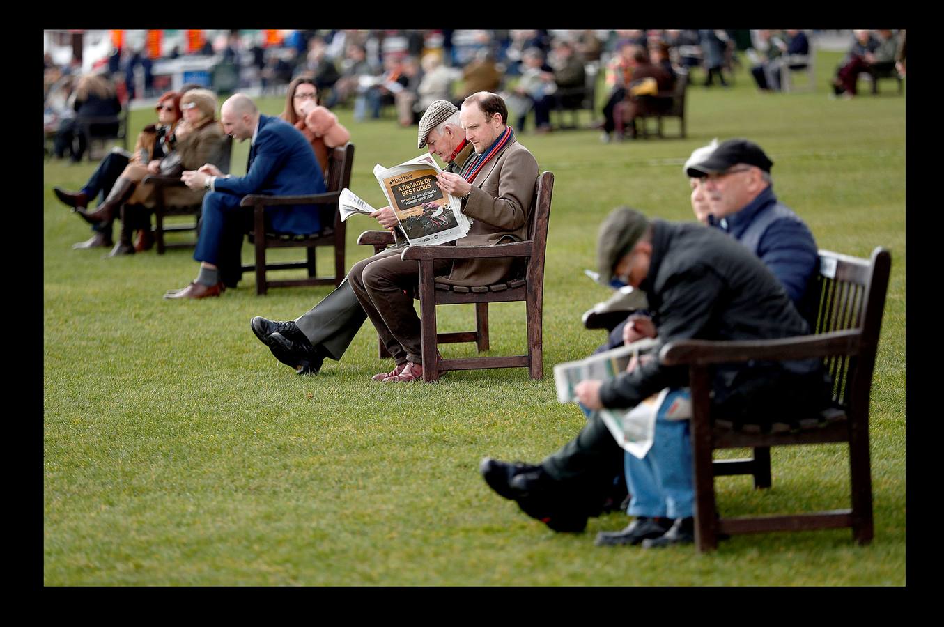 La temporada hípica en Gran Bretaña se abre en marzo con la carrera de Cheltenham, que es uno de los eventos más importantes del Reino Unido. Las carreras surgieron en esta ciudad balnearia situada en el condado de Gloucestershire, a unos 140 kilómetros al oeste de Londres, en el siglo XIX. Hay constancia de que su primera carrera se celebró en el año 1818, cuando se estableció un circuito en las colinas de Cotswolds, dando lugar al nacimiento del mítico hipódromo, si bien la inauguración oficial no se produjo hasta 1911. Aunque Ascot es la cita hípica por excelencia, Cheltenham no se queda atrás ya que durante cuatro días se congregan decenas de miles de personas y su premio es el segundo más importante del Reino Unido después del Grand National.