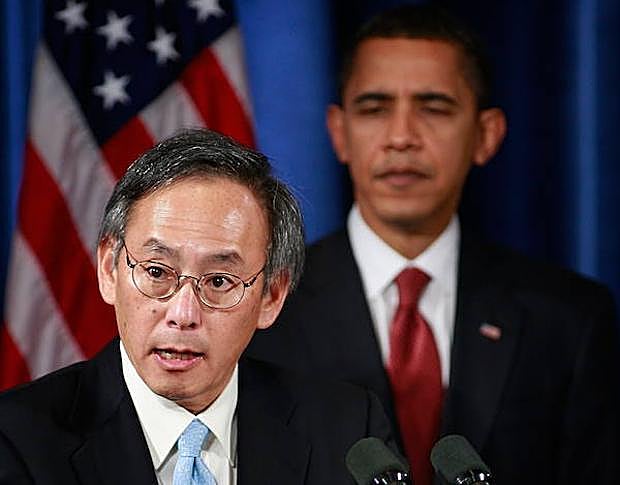Steven Chu, con Obama detrás.