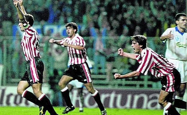 Guerrero, Andrinua y Ziganda celebran la remontada ante el Anorthosis en 1994.