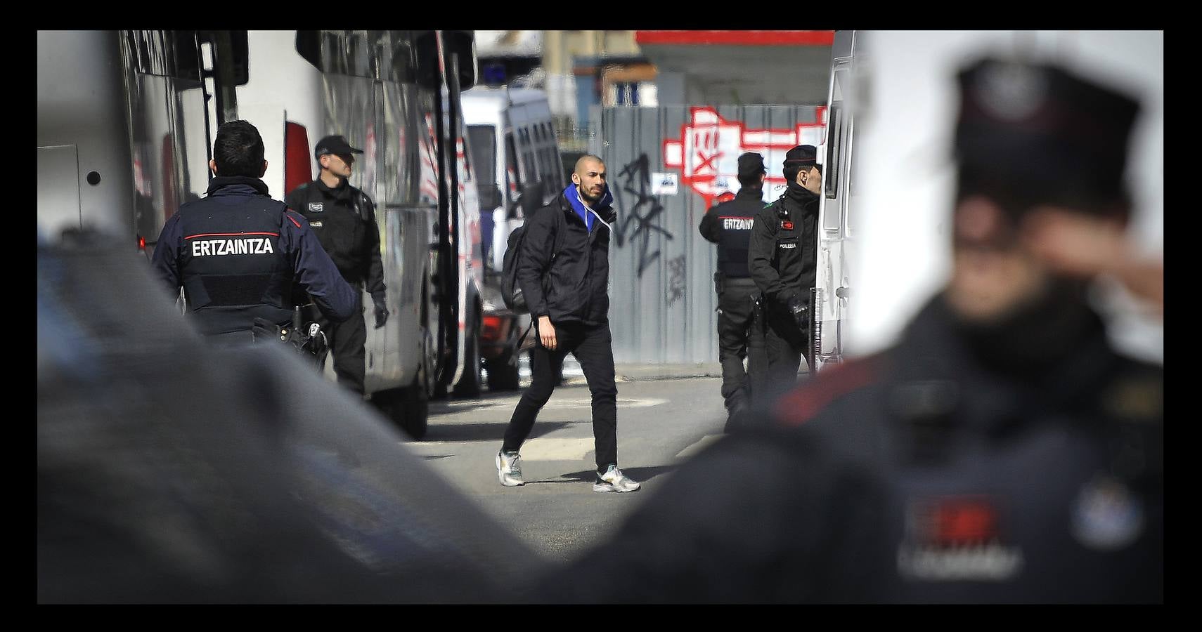 Athletic - Marsella | Fotos del espectacular despliegue de la Ertzaintza con los hinchas del Olympique de Marsella