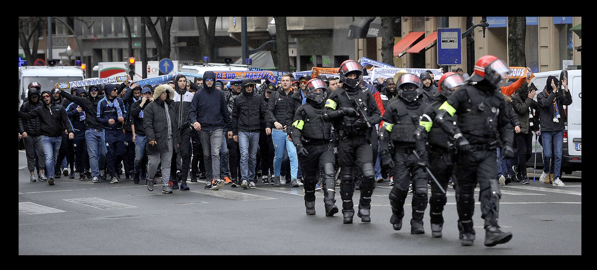 Athletic - Marsella | Fotos del espectacular despliegue de la Ertzaintza con los hinchas del Olympique de Marsella