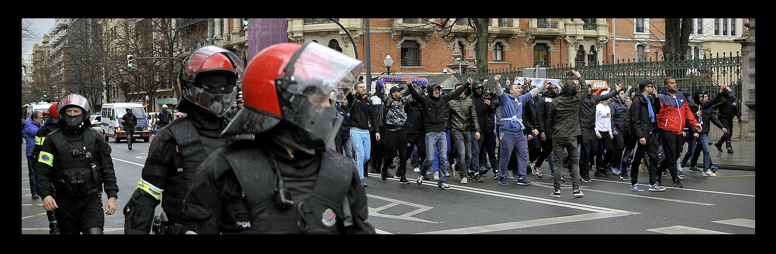 Athletic - Marsella | Fotos del espectacular despliegue de la Ertzaintza con los hinchas del Olympique de Marsella