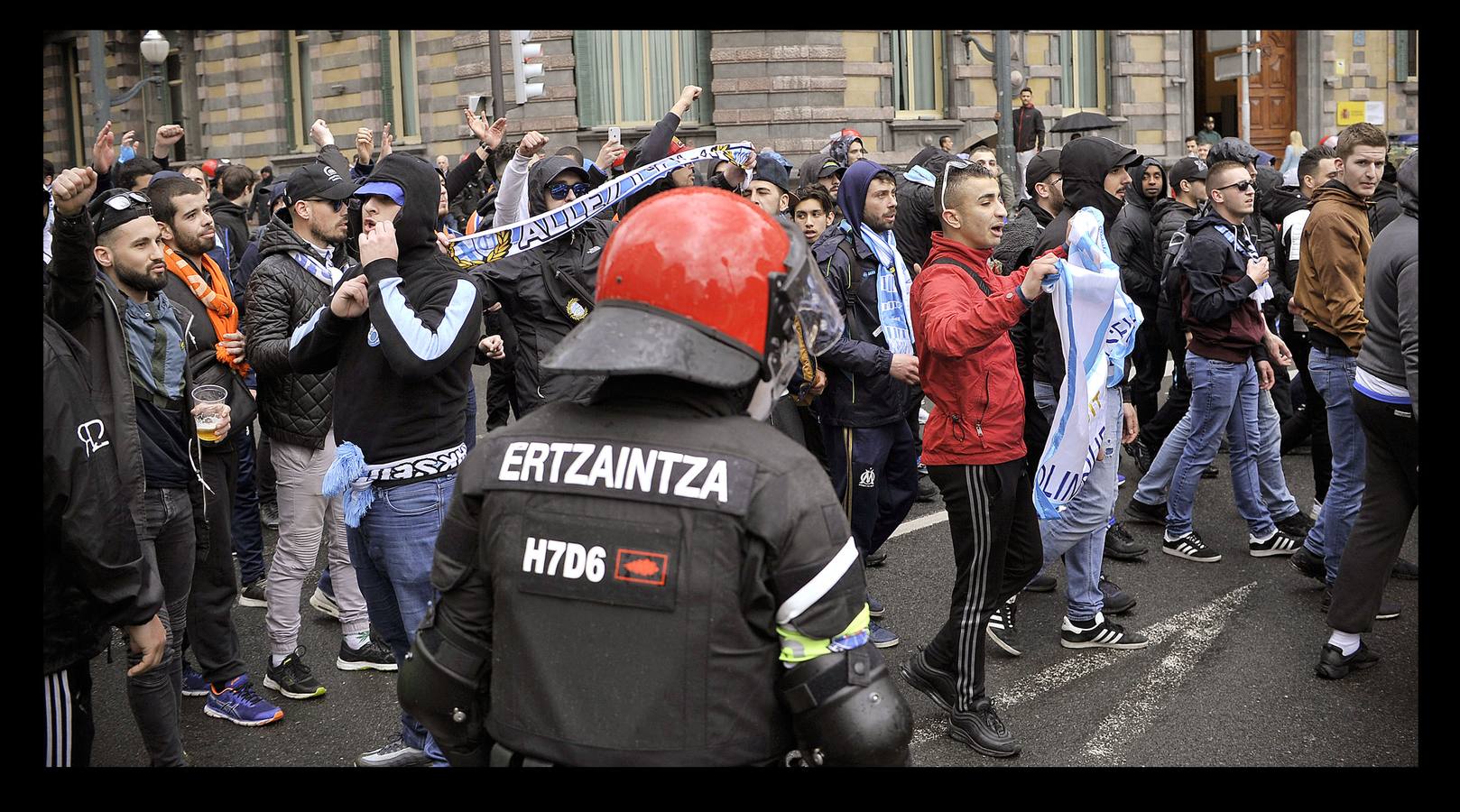 Athletic - Marsella | Fotos del espectacular despliegue de la Ertzaintza con los hinchas del Olympique de Marsella