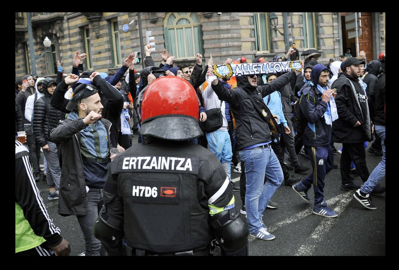 Athletic - Marsella | Fotos del espectacular despliegue de la Ertzaintza con los hinchas del Olympique de Marsella