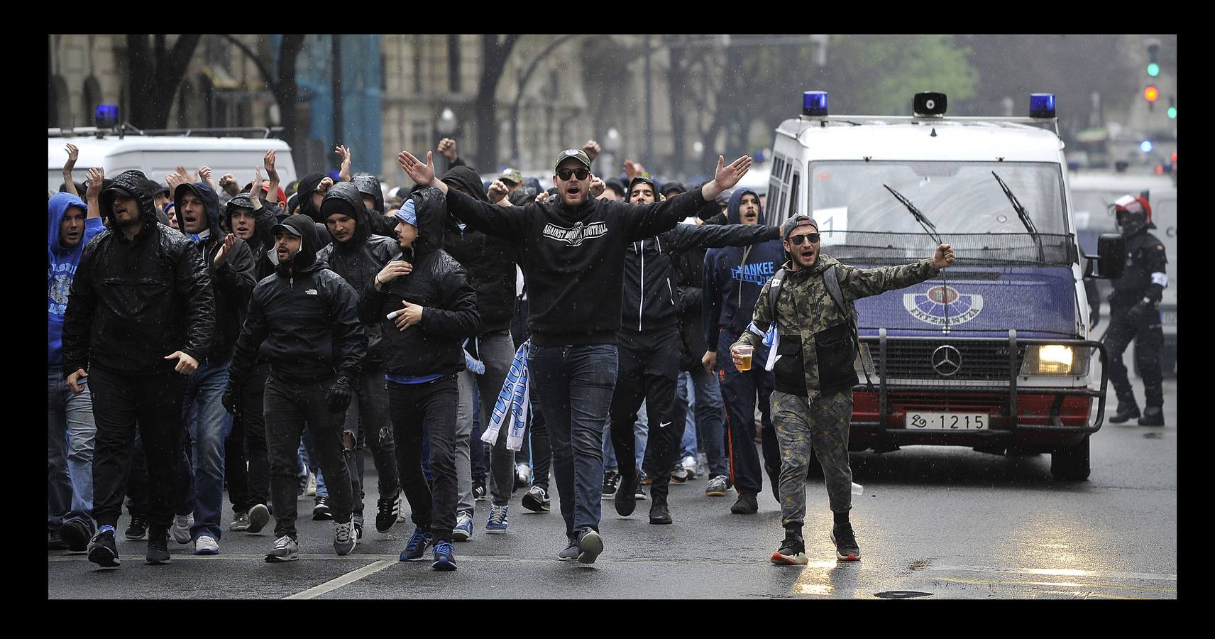 Athletic - Marsella | Fotos del espectacular despliegue de la Ertzaintza con los hinchas del Olympique de Marsella