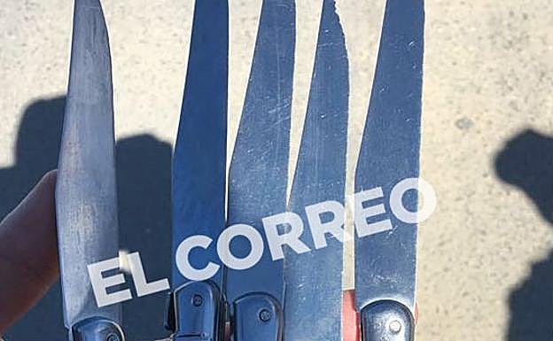 Navajas incautadas a los ultras del Olympique de Marsella.