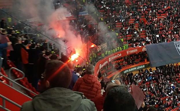 Imagen de las bengalas en San Mamés