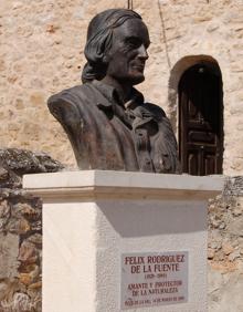 Imagen secundaria 2 - Imagen de la exposición y el busto dedicados a Rodríguez de la Fuente en su localidad natal. 