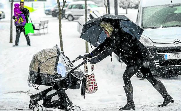 Una mujer empuja el carrito de bebé durante la nevada del pasado 28 de febrero en Vitoria. 