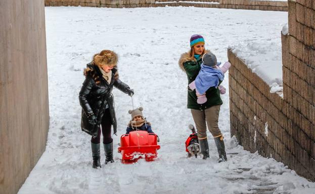 Una familia disfruta de la nieve en la Plaza de los Fueros el pasado 28 de febrero.