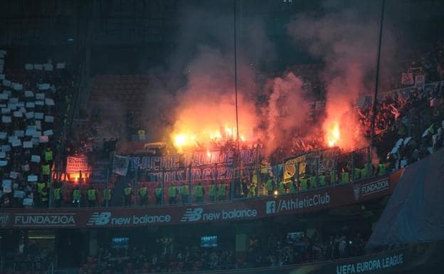 Bengalas en la tribuna de los hinchas franceses.