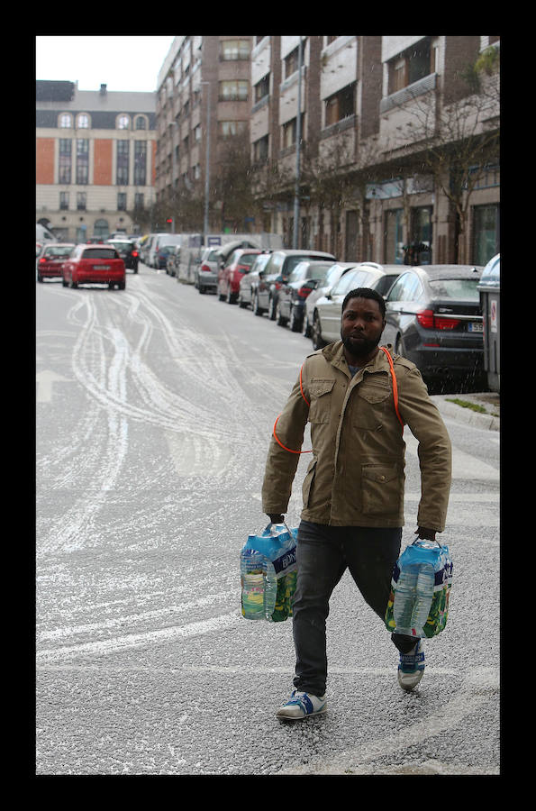 Fotos: Una fugaz granizada sorprende en Vitoria