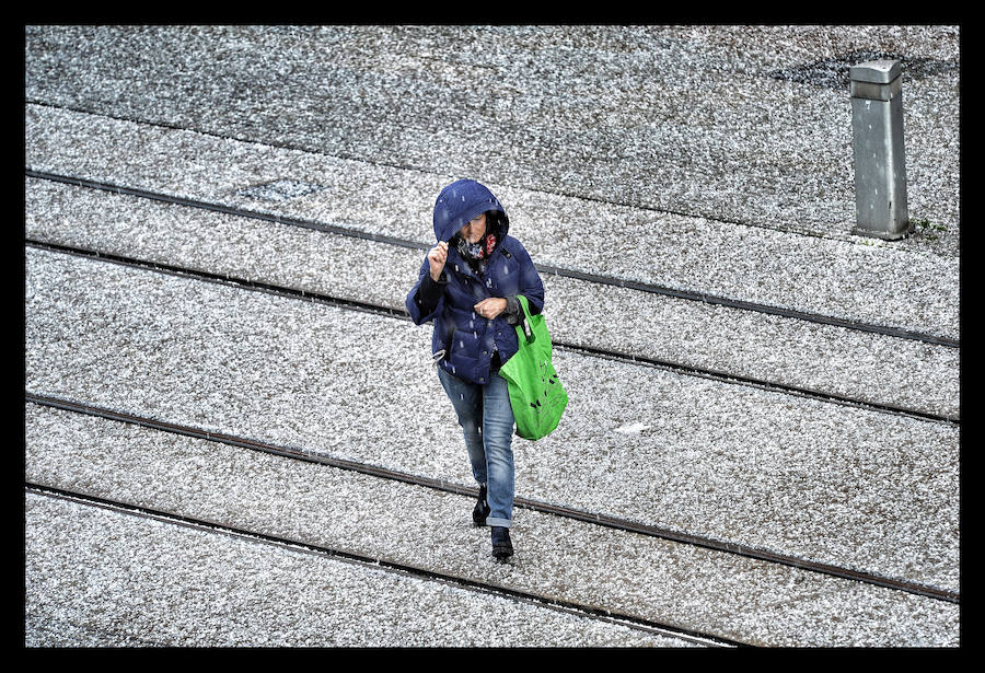 Fotos: Una fugaz granizada sorprende en Vitoria