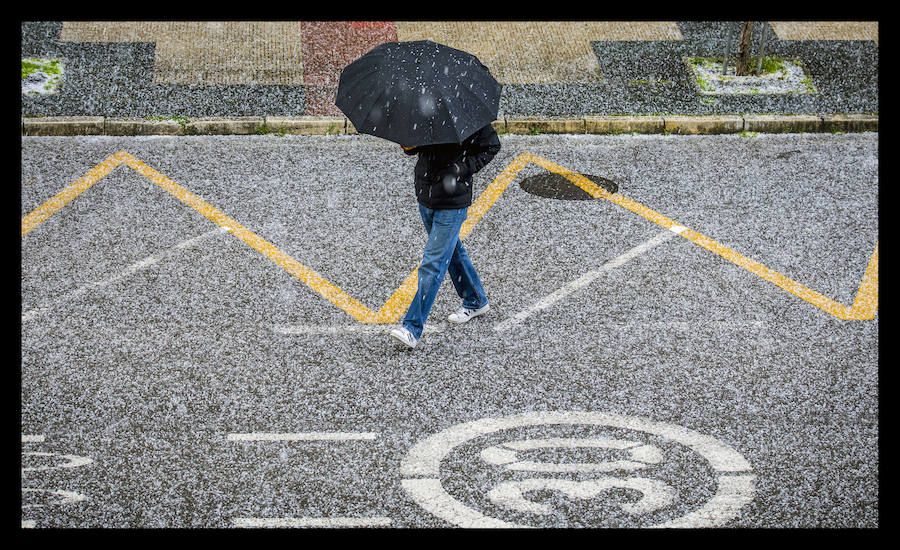 Fotos: Una fugaz granizada sorprende en Vitoria