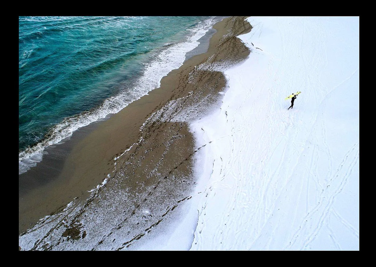 La ola izquierda en el mar en Unstad es una de las mejores del mundo. Los profesionales del surf galopan sobre ellas en otoño e invierno, y las del verano, más suaves, son perfectas para los principiantes. Hasta hace no demasiado tiempo el potencial de las olas de Noruega había sido ignorado. De hecho hasta 1963, después de que algunos jóvenes locales se fueran al mar y terminaran en Australia, apenas existía la prática de este deporte en las islas. Las Lofoten, ubicadas en el extremo este del Mar de Noruega, bordeadas por Svalbard al norte, Groenlandia al oeste e Islandia al sur, son en la actualidad un verdadero paraíso para deslizarse sobre las olas en un paisaje excepcionalmente bello. Las auroras boreales sobre los atardeceres y la hechizante luz del invierno crean una atmósfera muy diferente a la de los lugares más tradicionales del surf.