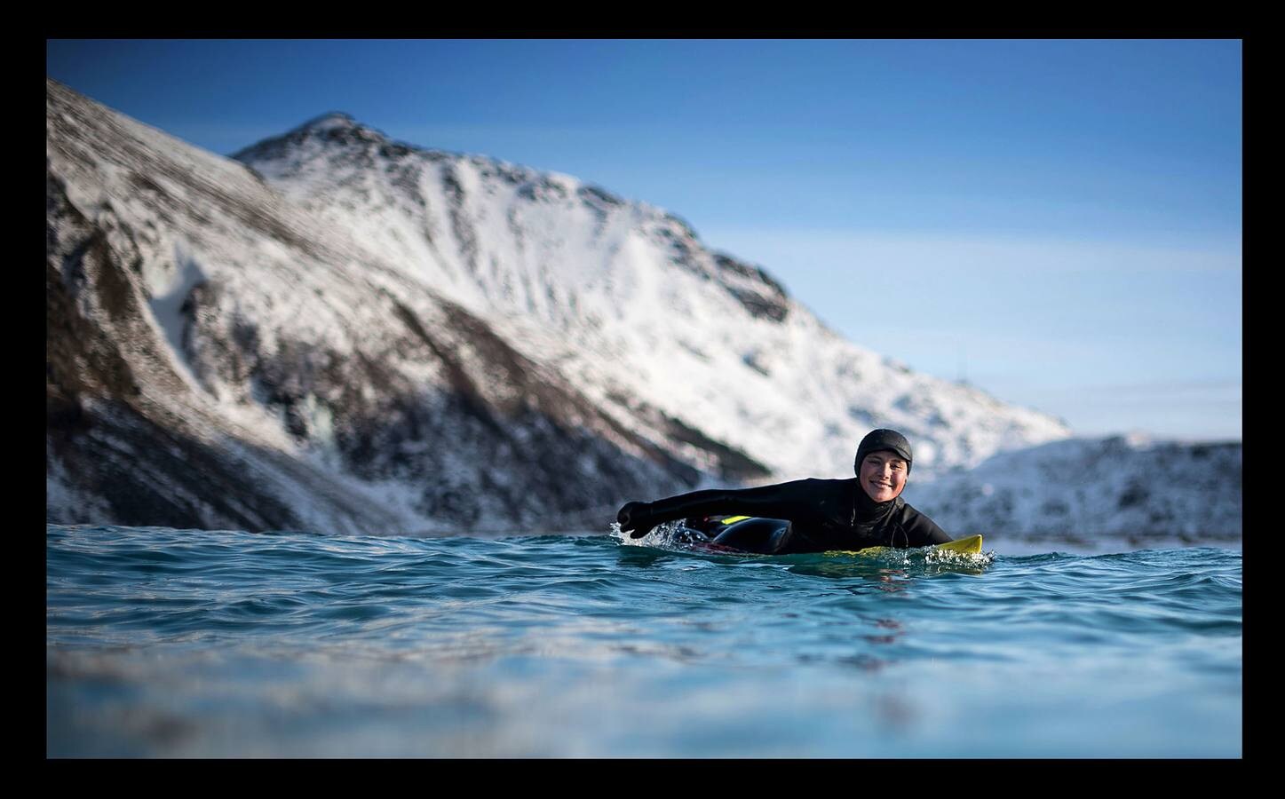 La ola izquierda en el mar en Unstad es una de las mejores del mundo. Los profesionales del surf galopan sobre ellas en otoño e invierno, y las del verano, más suaves, son perfectas para los principiantes. Hasta hace no demasiado tiempo el potencial de las olas de Noruega había sido ignorado. De hecho hasta 1963, después de que algunos jóvenes locales se fueran al mar y terminaran en Australia, apenas existía la prática de este deporte en las islas. Las Lofoten, ubicadas en el extremo este del Mar de Noruega, bordeadas por Svalbard al norte, Groenlandia al oeste e Islandia al sur, son en la actualidad un verdadero paraíso para deslizarse sobre las olas en un paisaje excepcionalmente bello. Las auroras boreales sobre los atardeceres y la hechizante luz del invierno crean una atmósfera muy diferente a la de los lugares más tradicionales del surf.