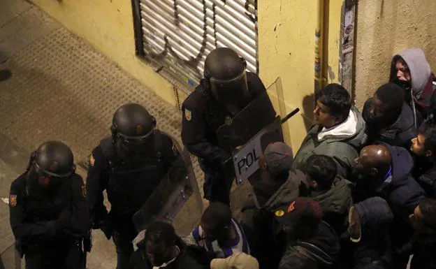 Vecinos de Lavapiés,, enfrentados a la Policía Nacional 