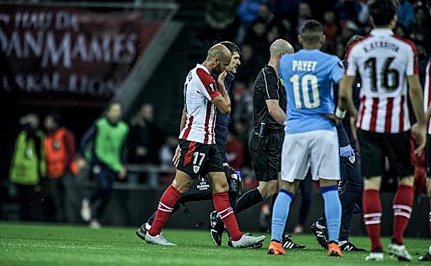 Mikel Rico se retira del campo lesionado.
