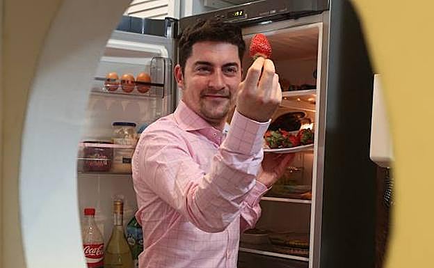 Álvaro Tobalina (Andere). El vitoriano Álvaro Tobalina se cuida. Mucho. Apenas come carne y tampoco toma demasiado pescado, excepción hecha de piezas recuperadas de su restaurante Andere. Su frigo es una colorida imagen donde asoman el brócoli y las cebolletas junto a pimientos y tomates. Al tiempo, la pequeña Aitana (4 años) manda. «Come kokotxas, angulas, brócoli... así que cocino en casa los fines de semana. Y mis amigos y familiares me piden que les prepare steak tartare, a la manera que me enseñó mi padre Fabián», dice. Dirección: C. Gorbea, 8 (Vitoria). Tlfno: 945214930.Web: www.restauranteandere.com