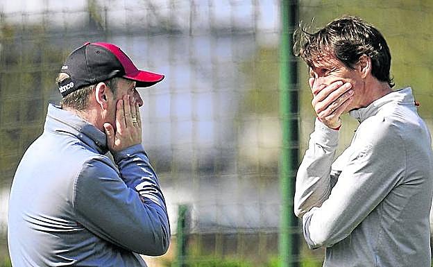 José Ángel Ziganda y su segundo, Bingen Arostegi, conversan durante el entrenamiento de ayer en Lezama. 