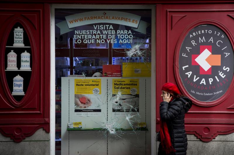 Un grupo de más de medio centenar de personas han quemado contenedores y causado desperfectos en el mobiliario urbano en el madrileño barrio de Lavapiés tras la muerte este jueves de un mantero de 35 años y origen subsahariano a causa de una parada cardiorrespiratoria.