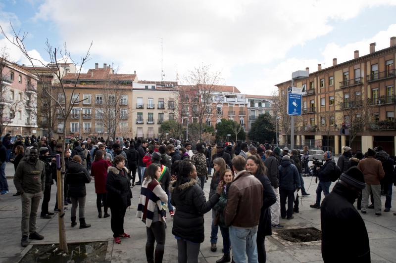 Un grupo de más de medio centenar de personas han quemado contenedores y causado desperfectos en el mobiliario urbano en el madrileño barrio de Lavapiés tras la muerte este jueves de un mantero de 35 años y origen subsahariano a causa de una parada cardiorrespiratoria.