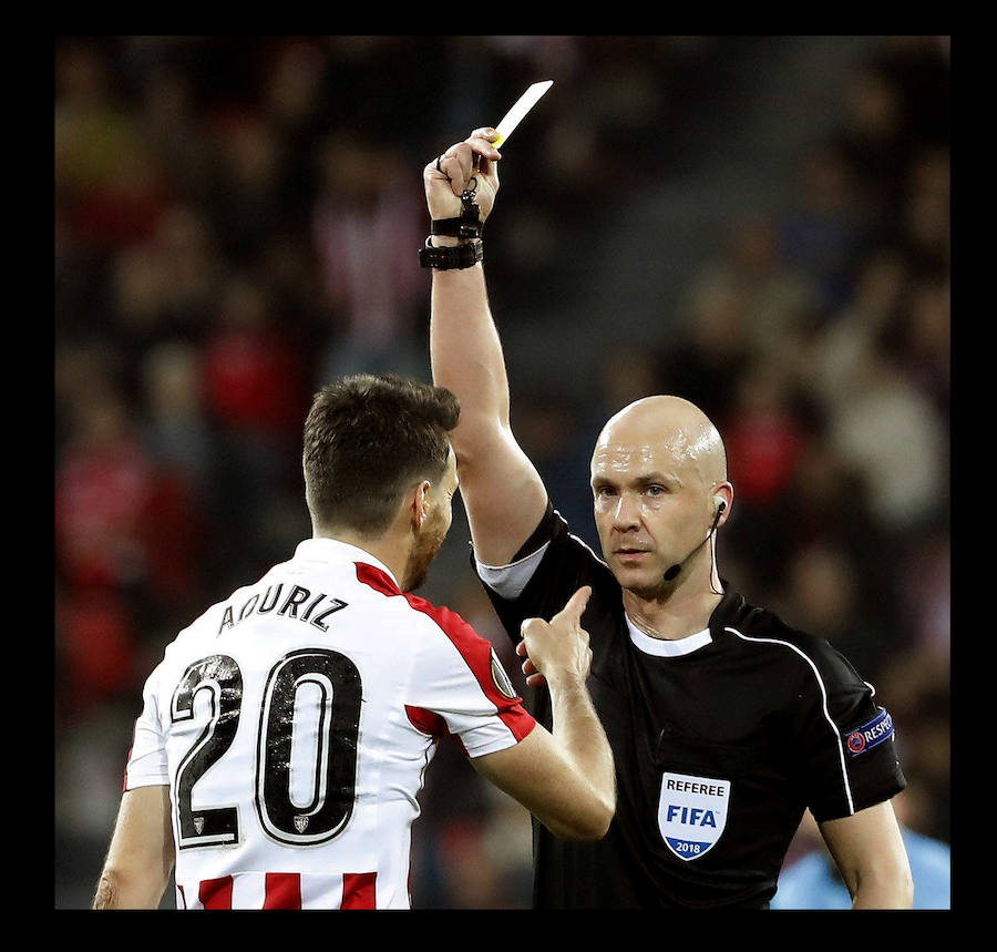 El colegiado muestra la segunda amarilla a un Aduriz que ayer tampoco tuvo su día.