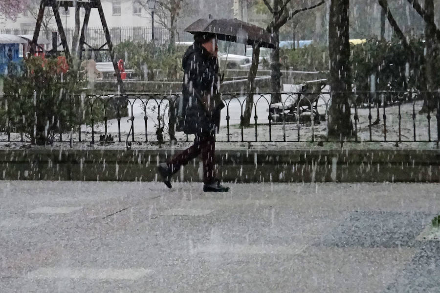 Fotos: Otra granizada vuelve a cubrir Vitoria de hielo