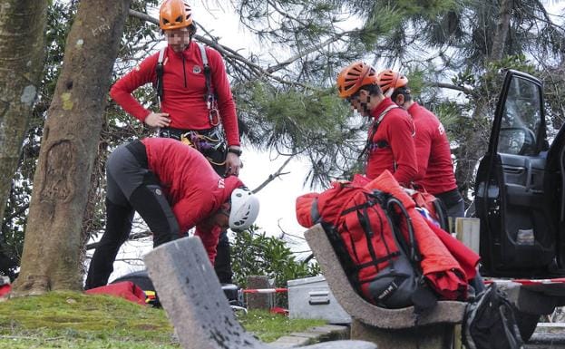 Agentes de rescate se preparan para recuperar el cuerpo. 