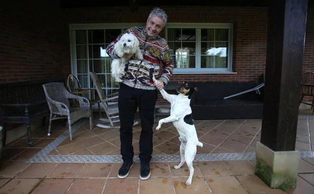 Fernando Canales, con Luca en brazos y Tommy de la mano.